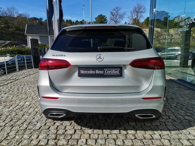 Usado Mercedes B250e 218 HP (160 kW) 2023 Prata iridium Monovolume
