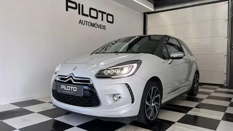 Branco pérola Usado 2015 Citroën DS3 Chic Citadino | € 10.890 (Preço justo) - Imagem 1/4