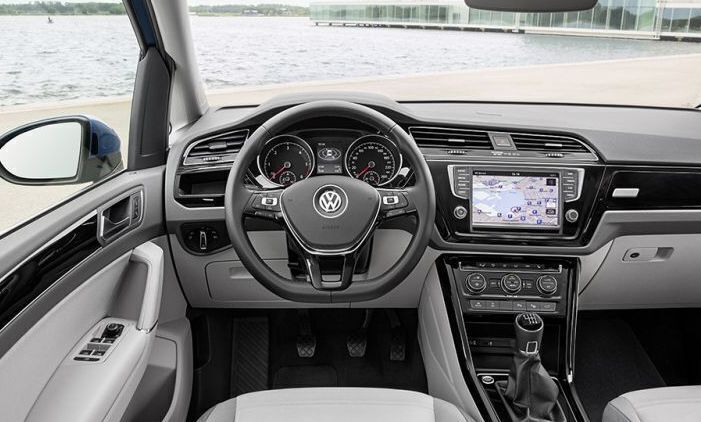 Usado VW Touran Comfortline 150 HP (110 kW) 2022 Cinzento Monovolume