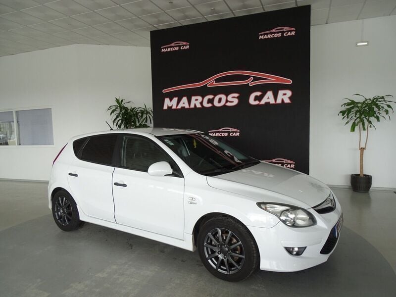 Branco Usado 2010 Hyundai i30 Comfort Citadino | € 9.900 - Imagem 1/4