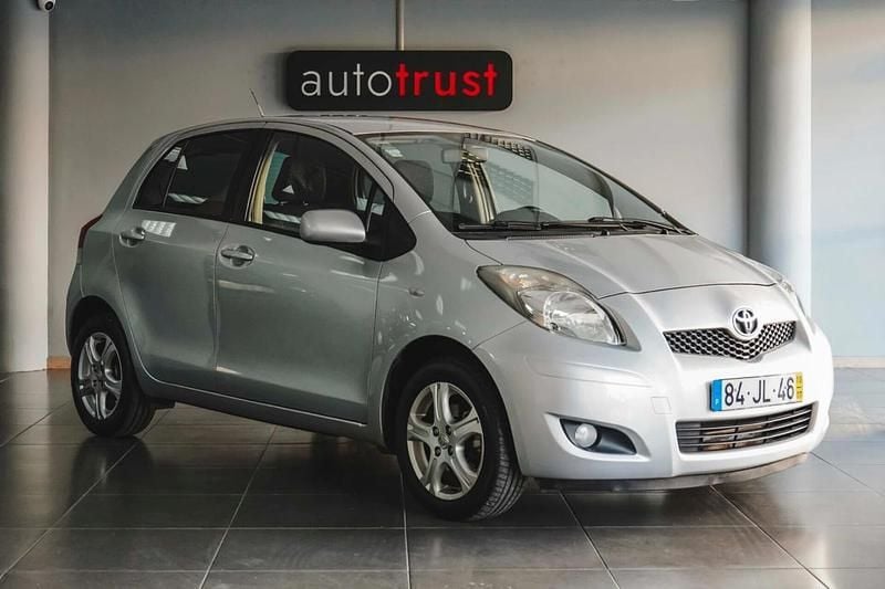 Cinzento Usado 2010 Toyota Yaris Citadino | € 6.900 (Preço justo) - Imagem 1/4