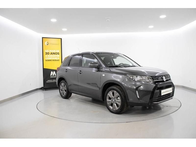 Cinzento Usado 2025 Suzuki Vitara SUV | € 29.280 (Preço justo) - Imagem 1/4