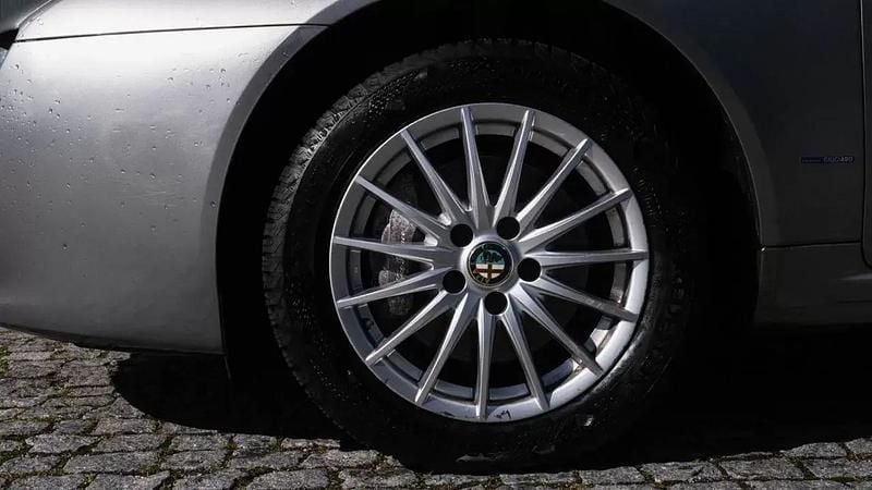 Usado Alfa Romeo 159 Distinctive 120 HP (88 kW) 2010 Cinzento Carrinha