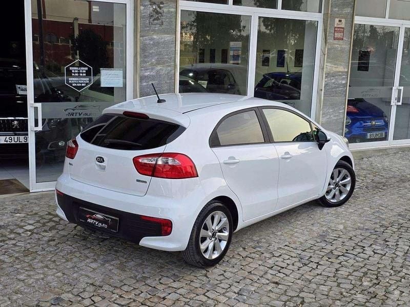 Usado Kia Rio EX 75 HP (55 kW) 2016 Branco Citadino