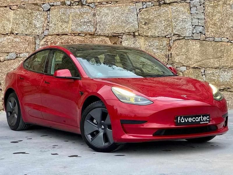 Vermelho Usado 2021 Tesla Model 3 Standard Range Plus Sedan | € 23.950 (Bom preço) - Imagem 1/4