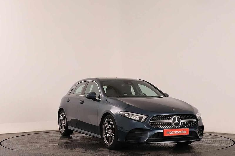 Azul Usado 2020 Mercedes A180 Citadino | € 34.499 (Caro) - Imagem 1/4