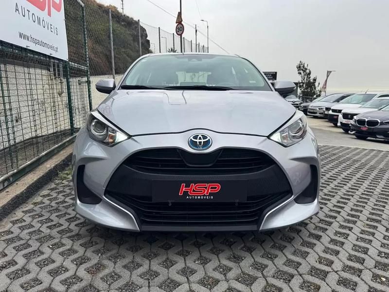 Usado Toyota Yaris Hybrid Comfort 115 HP (84 kW) 2022 Cinza prata