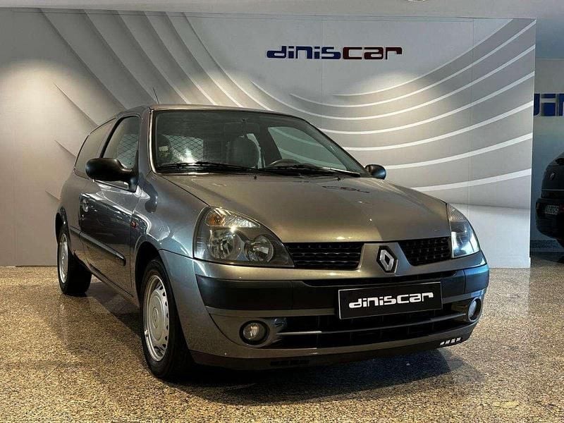Cinza Usado 2001 Renault Clio II Citadino | € 1.950 (Preço justo) - Imagem 1/4
