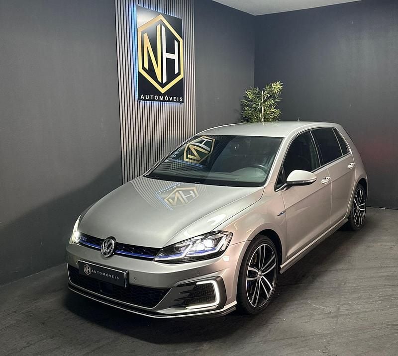 Cinza Usado 2020 VW Golf VII GTE | € 21.900 - Imagem 1/4