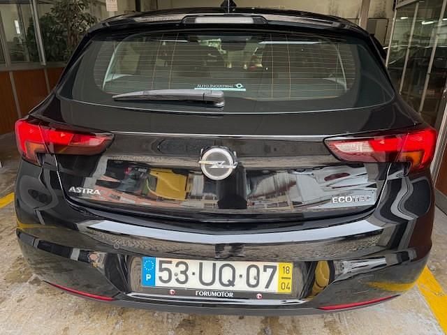 Usado Opel Astra 105 HP (77 kW) 2018 Preto