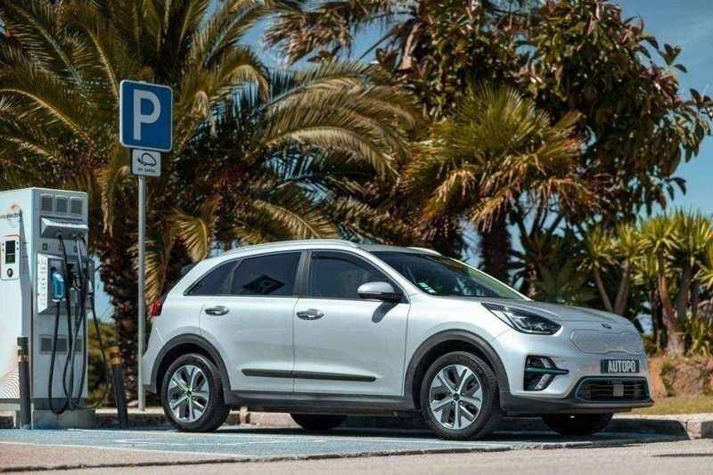 Cinzento Usado 2021 Kia e-Niro SUV | € 33.900 - Imagem 1/4