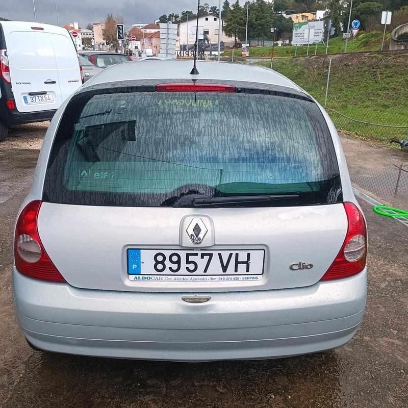 Usado Renault Clio II 75 HP (55 kW) 2003 Cinzento Citadino