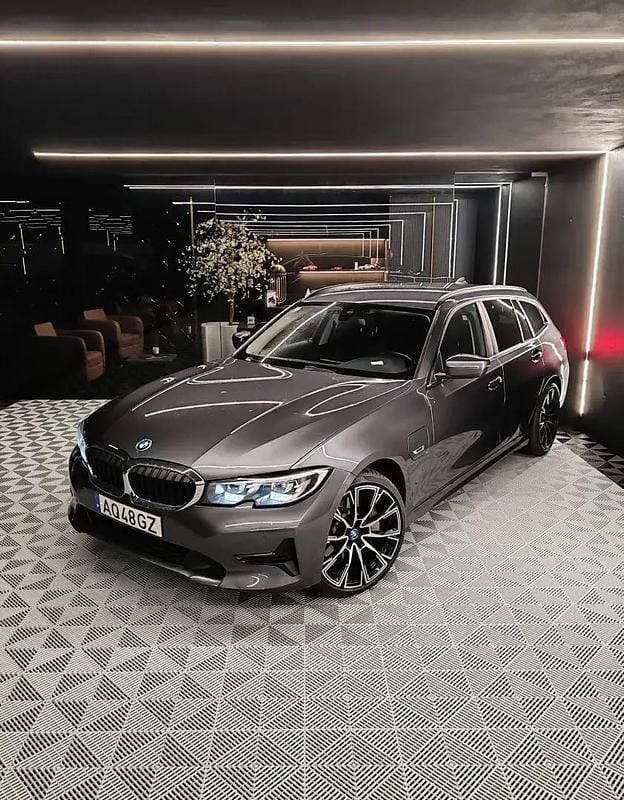 Usado BMW 330e 292 HP (214 kW) 2022 Cinza Carrinha