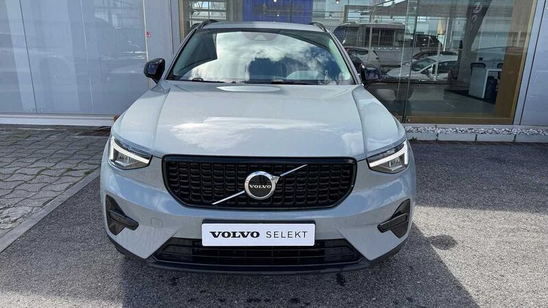 Prateado Usado 2023 Volvo XC40 Plus SUV | € 45.900 - Imagem 1/4