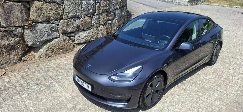 Cinzento Usado 2021 Tesla Model 3 Sedan | € 28.700 (Bom preço) - Imagem 1/4