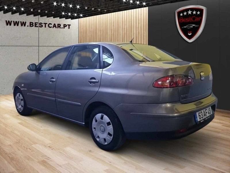 Usado Seat Cordoba 75 HP (55 kW) 2005 Cinzento Sedan