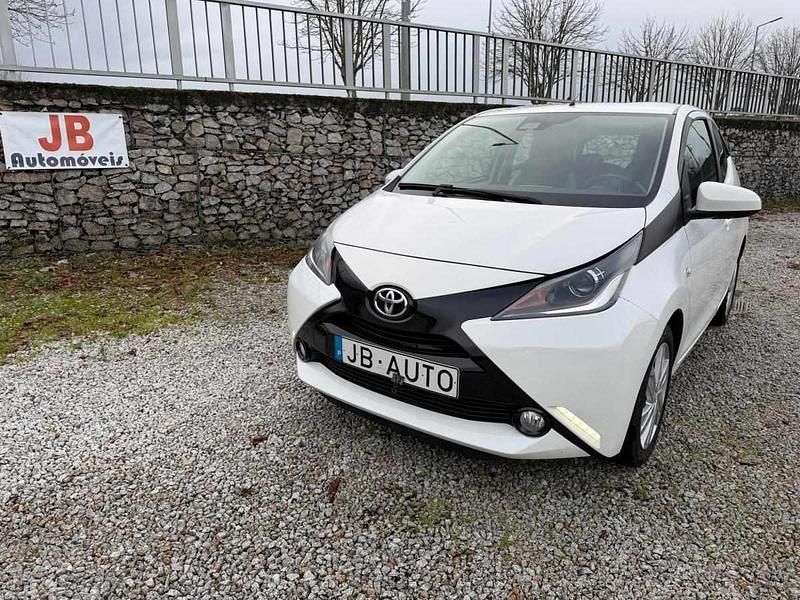Usado Toyota Aygo X-play 69 HP (50 kW) 2017 Branco Citadino