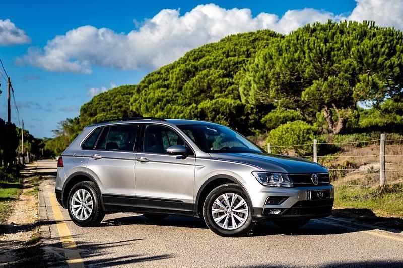 Usado VW Tiguan Trendline 115 HP (84 kW) 2018 Cinza SUV