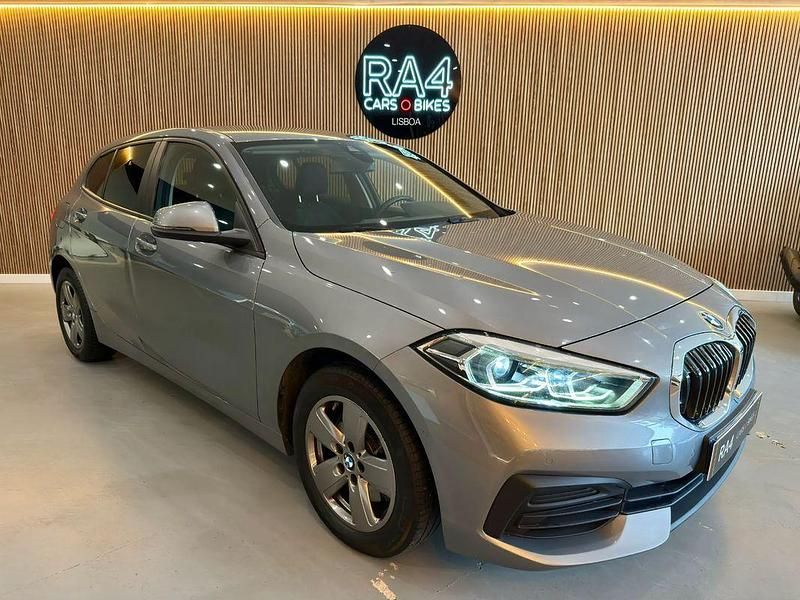 Cinza Usado 2022 BMW 116 Luxury Line Citadino | € 23.990 (Preço justo) - Imagem 1/4