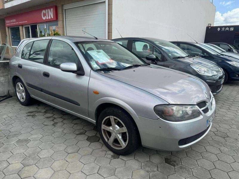 Cinza Usado 2003 Nissan Almera Visia Citadino | € 3.500 - Imagem 1/4