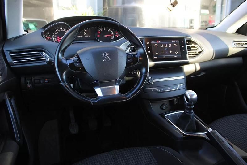 Usado Peugeot 308 SW Active 102 HP (75 kW) 2019 Azul Carrinha