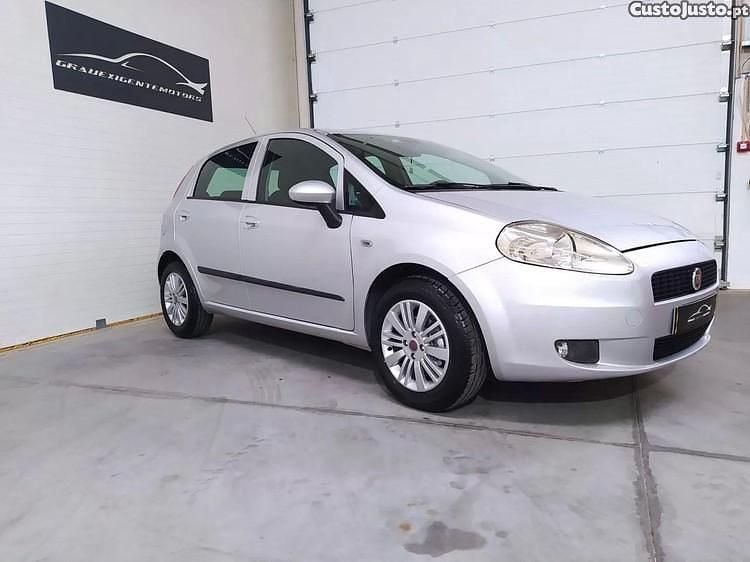 Usado Fiat Grande Punto Dynamic 75 HP (55 kW) 2010 Cinza Citadino