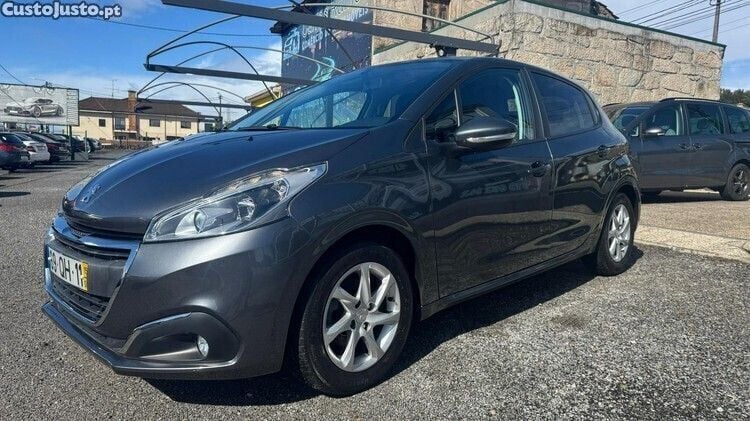 Cinza Usado 2015 Peugeot 208 Allure Citadino | € 10.890 (Preço justo) - Imagem 1/1
