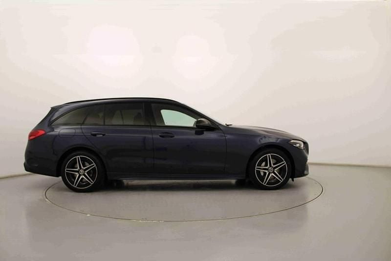 Usado Mercedes C300 Avantgarde 313 HP (230 kW) 2024 Azul Carrinha