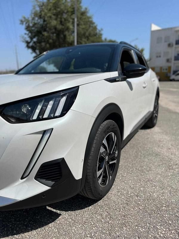 Branco Usado 2023 Peugeot 2008 SUV | € 18.500 (Bom preço) - Imagem 1/4