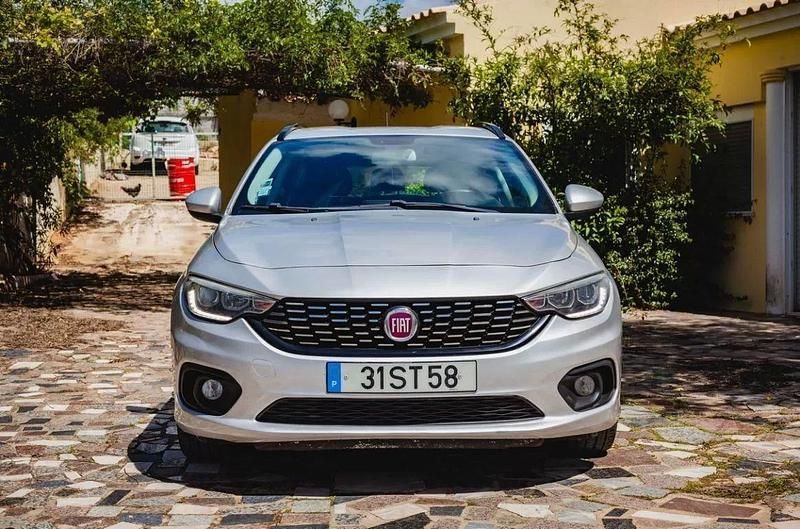 Cinza Usado 2015 Fiat Punto Lounge Citadino | € 13.900 - Imagem 1/4