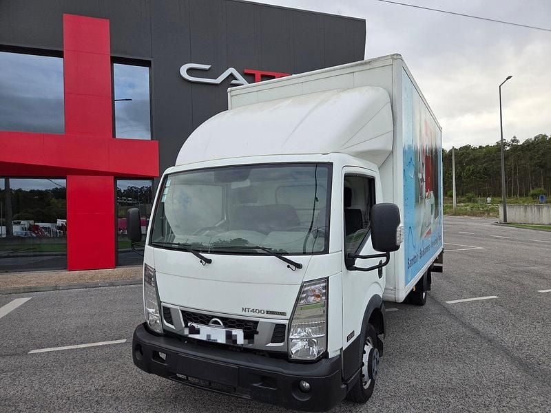 Usado Nissan Cabstar 140 HP (102 kW) 2015 Branco Pickup