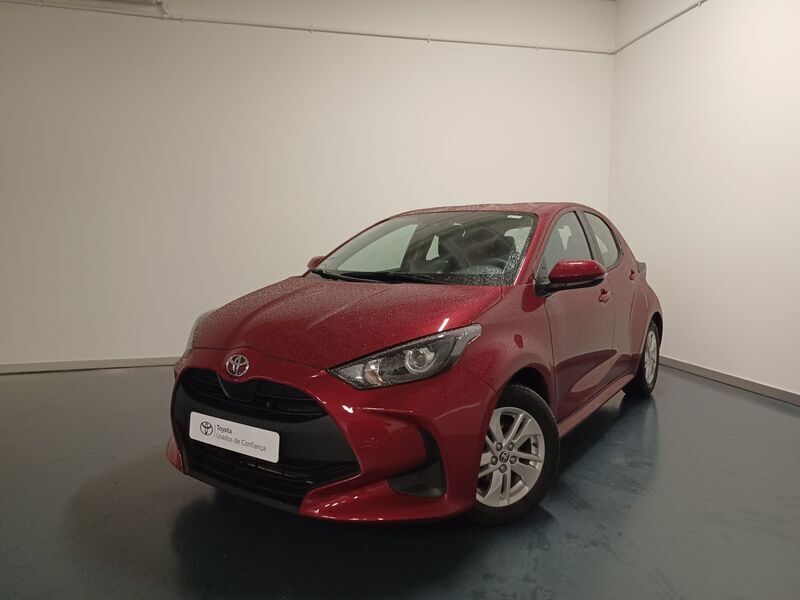 Vermelho tokyo metalizado Usado 2021 Toyota Yaris Comfort Citadino | € 17.250 (Preço justo) - Imagem 1/4