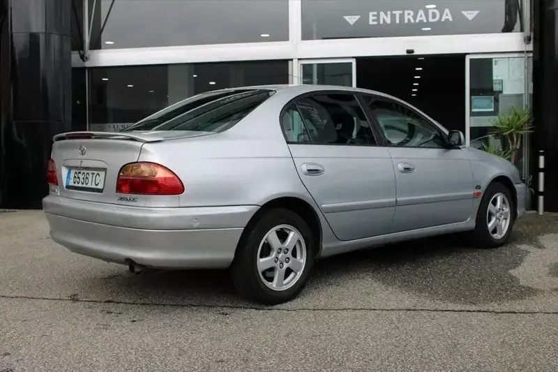 Usado Toyota Avensis Sol 110 HP (80 kW) 2002 Cinzento Sedan