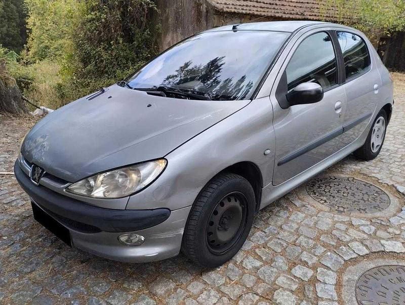 Cinzento Usado 2004 Peugeot 206 | € 1.000 (Super Preço) - Imagem 1/4
