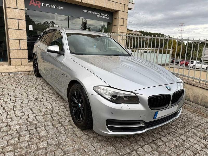 Cinzento Usado 2015 BMW 518 Comfort Edition Sedan | € 16.500 - Imagem 1/4