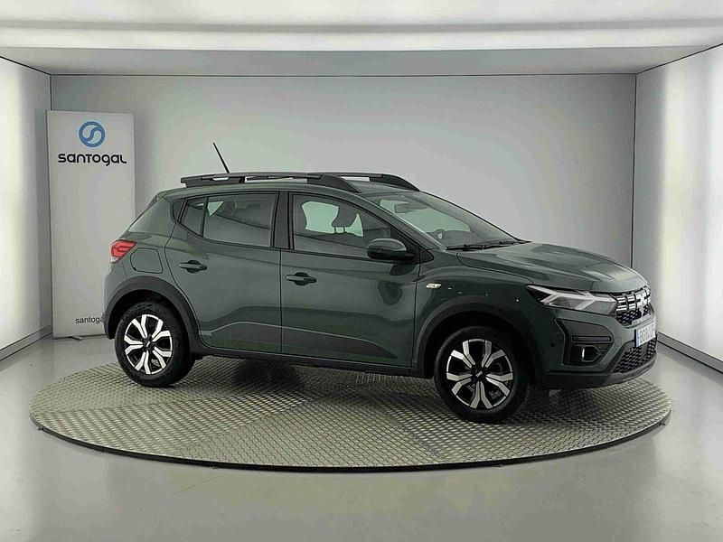 Verde Usado 2024 Dacia Sandero Expression Citadino | € 17.290 (Preço justo) - Imagem 1/4
