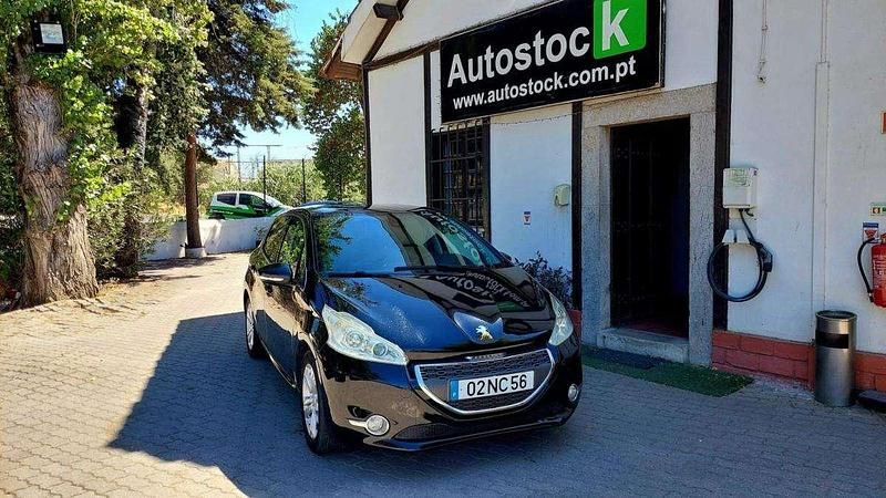 Preto Usado 2012 Peugeot 208 Active Citadino | € 7.500 (Preço justo) - Imagem 1/3