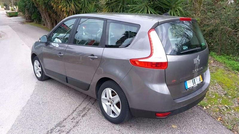 Usado Renault Grand Scénic III Dynamique 110 HP (80 kW) 2012 Cinza prata Monovolume