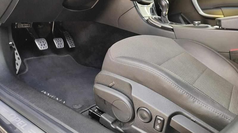 Usado Opel Insignia 179 HP (131 kW) 2010 Cinzento Carrinha