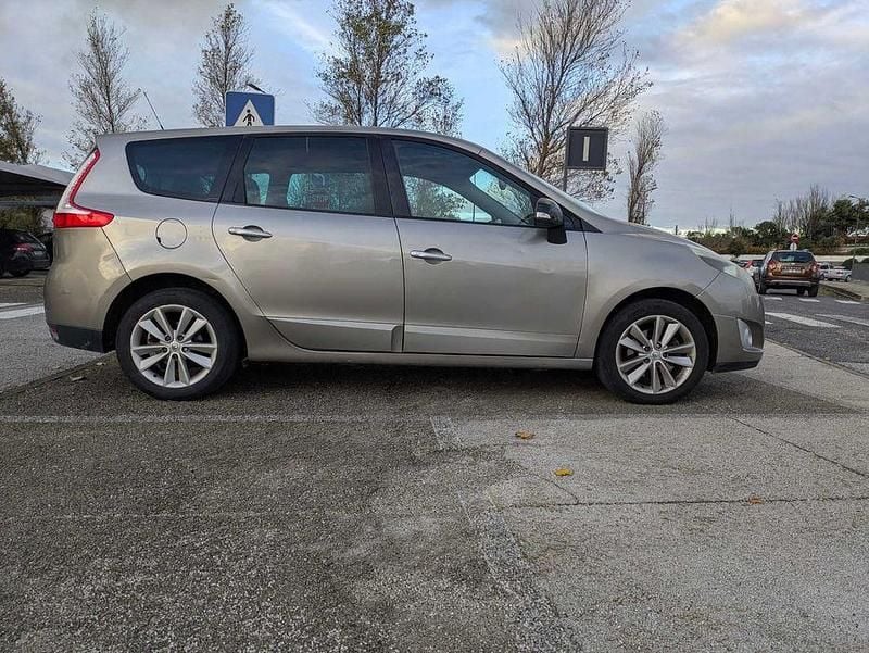 Usado Renault Grand Scénic III Luxe 130 HP (95 kW) 2011 Monovolume