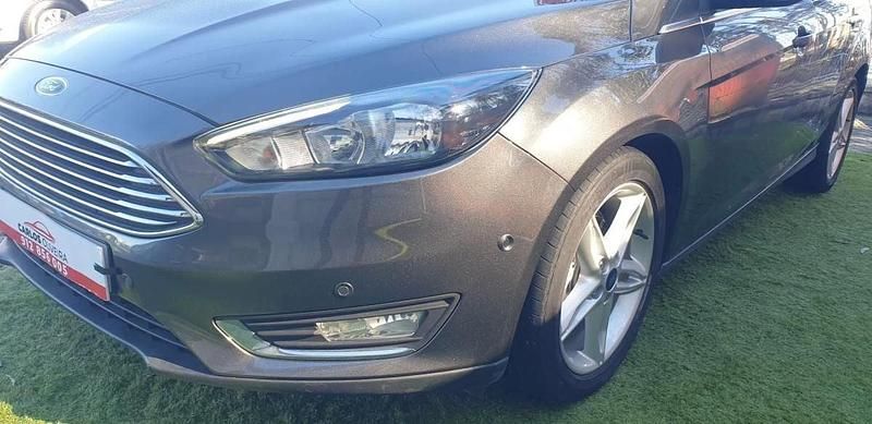 Usado Ford Focus Titanium 125 HP (91 kW) 2015 Cinza escuro Sedan