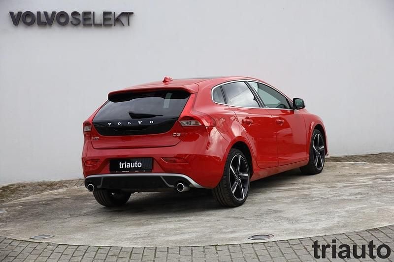 Usado Volvo V40 R-Design 150 HP (110 kW) 2015 Onyx black Carrinha