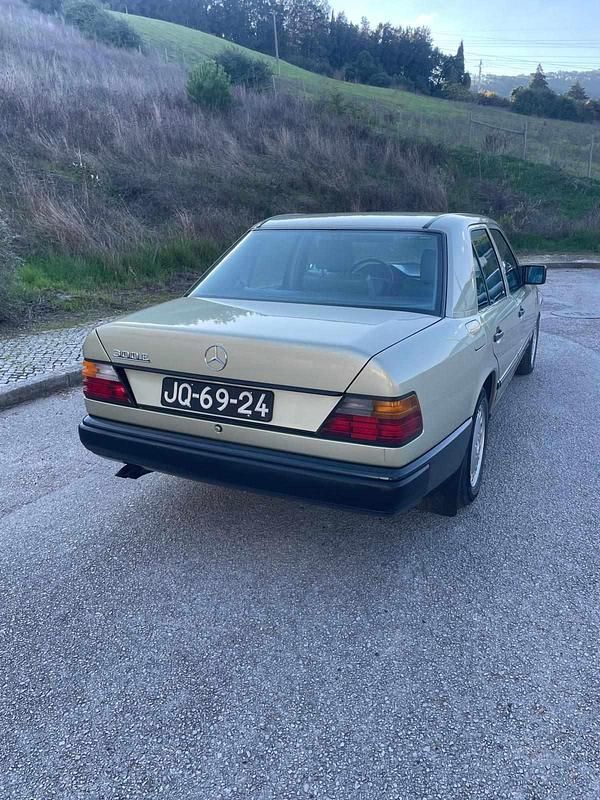 Usado Mercedes E300 188 HP (138 kW) 1985 Verde