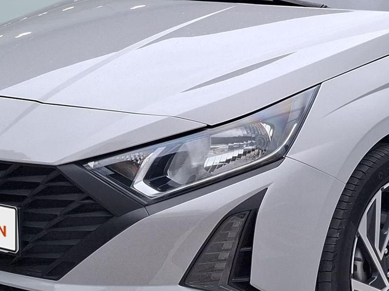 Usado Hyundai i20 Comfort 84 HP (61 kW) 2024 Lumen gray (metalizado)