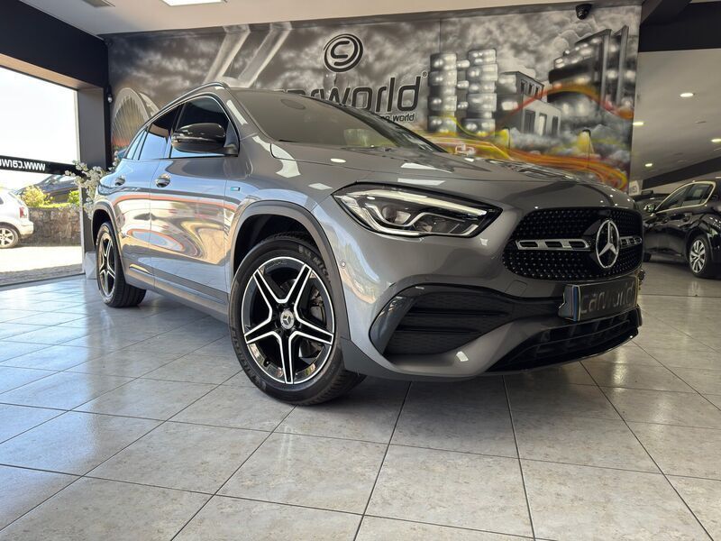 Cinza Usado 2020 Mercedes CLA250 Advantage Sedan | € 33.440 - Imagem 1/4
