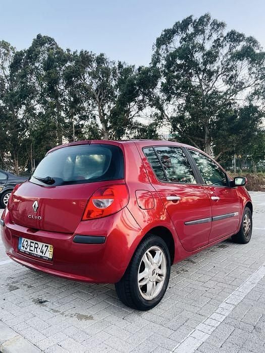 Usado 2007 Renault Clio III Sedan | € 3.500 - Imagem 1/4