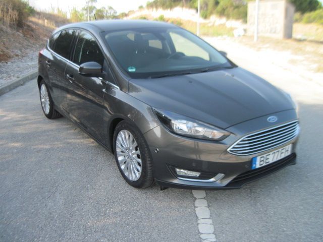 Cinzento Usado 2016 Ford Focus Titanium Sedan | € 17.850 - Imagem 1/4