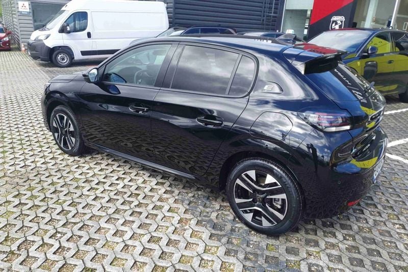 Usado Peugeot e-208 Allure 114 kW (156 HP) 2024 Preto Citadino