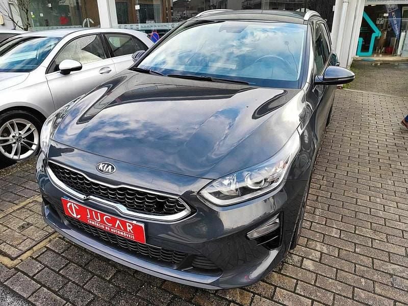 Cinzento Usado 2021 Kia Ceed Citadino | € 15.900 (Bom preço) - Imagem 1/4