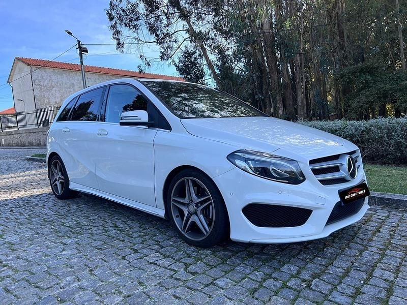 Branco Usado 2015 Mercedes B220 AMG line Monovolume | € 19.900 - Imagem 1/4